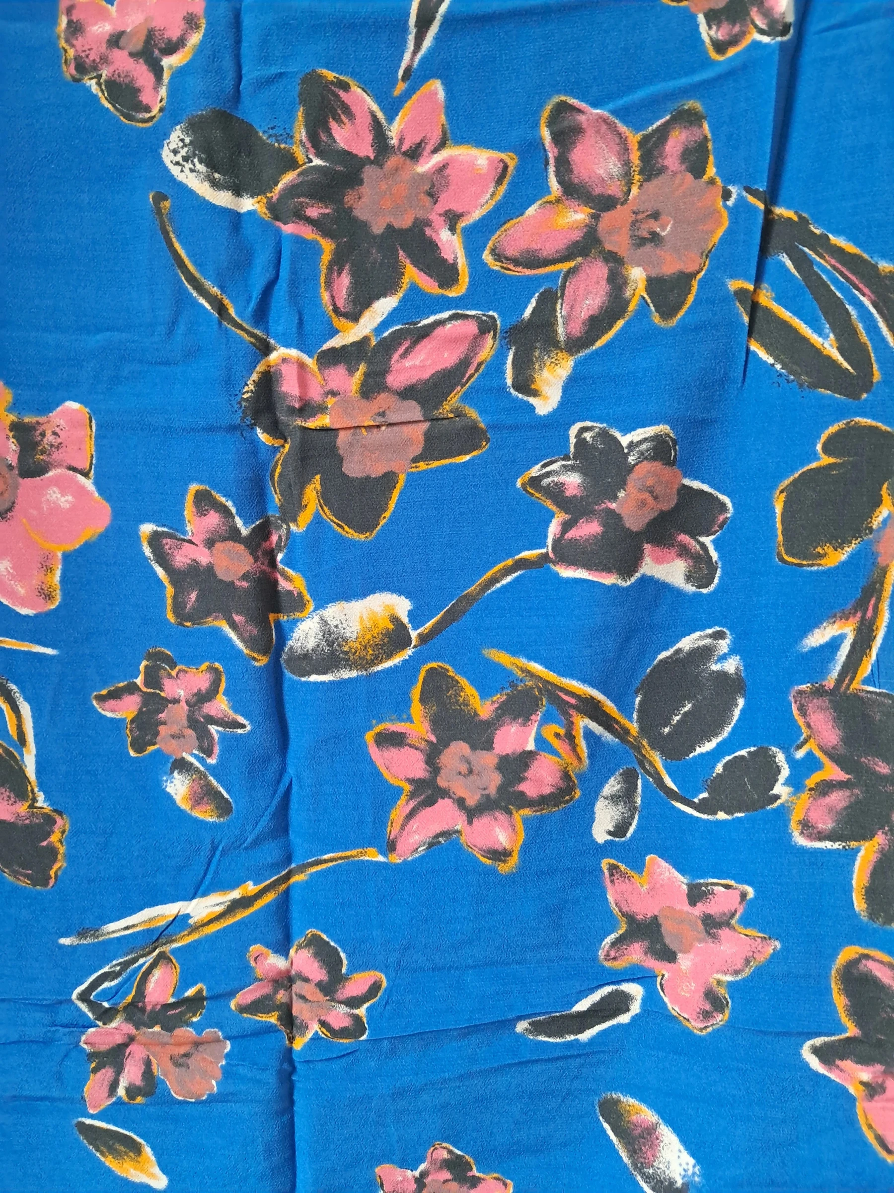TISSU - Viscose large pink, brown, yellow beige flowers on a blue cæruleum background – photo 3